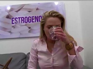 Doktor fickt die blonde Schlampe. 1 Tablette benutzen und