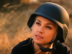 Busty Latina Kartellboss setzt sich auf das Gesicht und spritzt in den