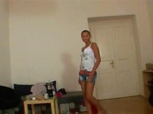 Komplett rasierte tschechische Tussi lapdances