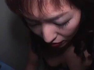 Une nana asiatique mature ouvre grand la bouche pour une grosse bite