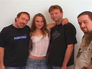 Врела Рокерка добија 3 рупе пуне