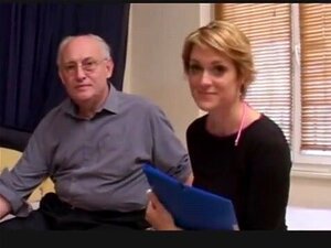 Älterer Mann mit schönem College-Mädchen. Der Fragesteller wird