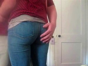 Jeans Arsch wird begrapscht. begrapschen