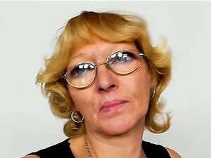 Blonde Wifey dehnt sich und fickt ihren Pulli