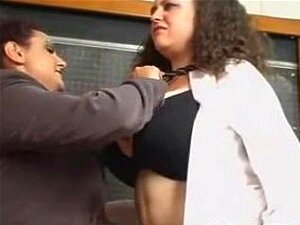 Zwei mollige britische Lesben im Klassenraum, BBW fette BBBW sbbw BBWs