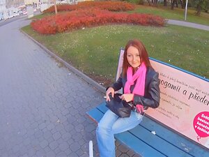 Diese rothaarige Studentin behauptete, sie sei zu spät zum Unterricht