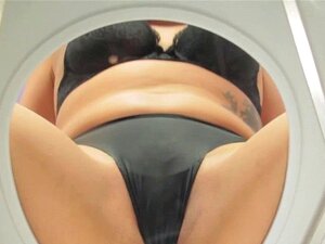 Asiatische Domina neckt und spuckt auf Toilettensklavin