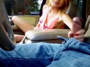 Anhalterin reibt Muschi und bläst. Gestrandete Amateur-Süße reibt