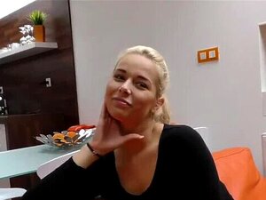 HUNT4K. Blonde hört auf, mit ihrem Freund zu kämpfen, weil ein