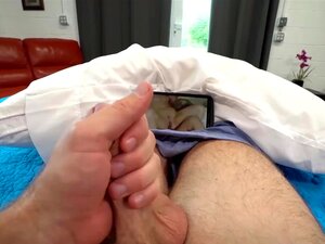 Schlampige Mama Cory Chase gibt ihrem Stiefsohn eine helfende Hand....