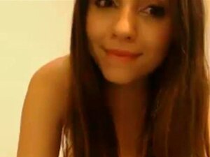 Amatöörikamera Melko tuhma brunette söpöläinen tyttö tuntee
