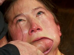 18-Jährige neu im Sex, heißes Mädchen wird in Fesseln gefickt