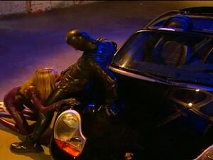 Briana Banks trägt ein Latex-Outfit, das nichts dem