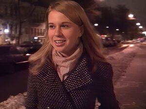 Marika in einem öffentlichen Toilettenfick-Video, das eine schmutzige