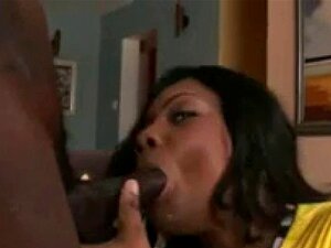 Ebony-bruden Edible serverar sin fitta till sin svarta granne