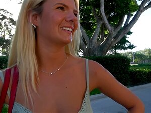 SEXY 20-jährige Blondine betrügt Ihren Freund auf dem Parkplatz -