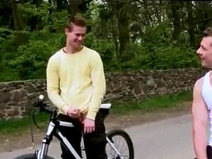 Schwule Pornofilme und extrem große Typen haben Outdoor-Anal-Sex auf