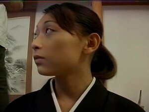 Søt liten japansk jente delt av 2 karer