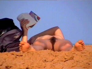 Behaarter Muschistrand, süße Frau mit behaarter Muschi sonnt sich am