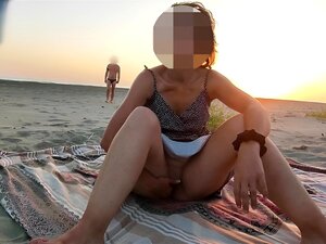 Meine Fotze vor einem Typen am öffentlichen Strand zeigen und dieser