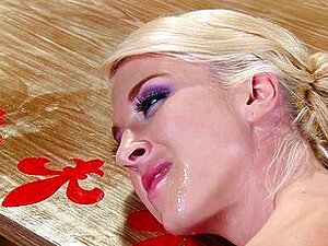 Unterwürfige blonde Sekretärin wird dominiert