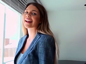 Hawt Immobilienmaklerin mit großen natürlichen Brüsten schraubt