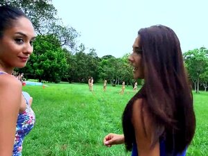 Glitschige nasse Arschparade. Wunderschöne lesbische Ärsche werden