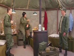 Lady Soldier raucht heißen Orgasmus