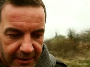 Anina Silk, eine heiße brünette Süße, wird auf einer Straße