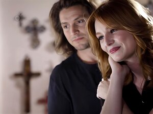 Trauernder Kerl leckt und fickt rothaarige Frau mit kleinen Titten,