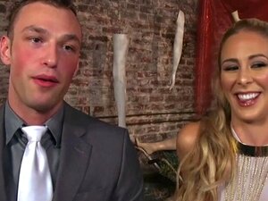 Pornostar Cherie De Ville spielt mit ihrem Sklaven. Cherie und ihre