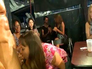 10 Dein Mädchen wird beim Ficken in einem Club erwischt07
