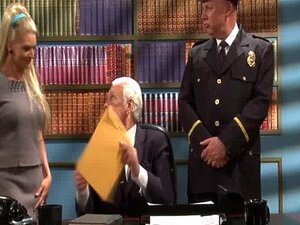 Gesichtsbesamte Babe in einem Superhelden-Dreier