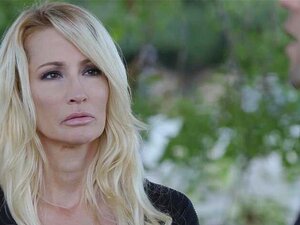 Verführerische Dame Jessica Drake lädt kleine Hände in ihr Haus