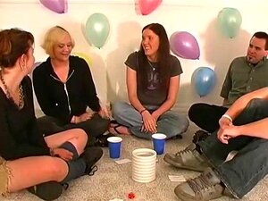 Studenten beim Spielen mit Sexspielen. Studenten beim Spielen mit