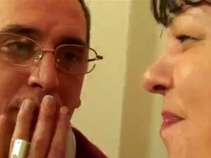 Kaksi kaveria viettelee pullean kypsän huoran