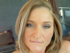 Creampie-liebende Blondine genießt innere Säfte