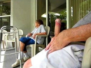 Ich war heiß hart und musste abspritzen...., Blitzend Oma