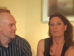 Amateur Swingerpaar betritt das Haus. Amateur-Swingerpaar tritt mit