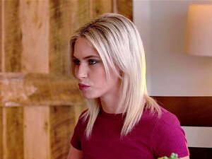 MILF-Stiefmutter Reagan Foxx steht auf dem Esstisch, als ihr süßer