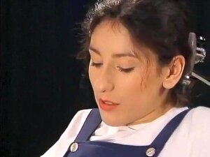 Schüchterne türkische Schulmädchen Sibel Kekilli wird rasiert und