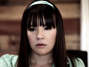 Stieftochter-Trio schluckt den Schwanz des Stiefvaters tief