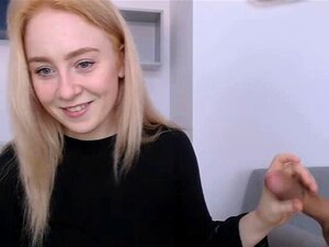 Wunderschöne blonde Babe-Camgirl und ihr Freund posieren vor der