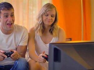 Geile Weiber Ani Blackfox und Lucette Nice werden auf dem Sofa hart