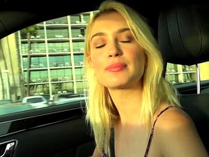 Kaum legale Süße Anastasia Knight wird im Auto vollgespritzt