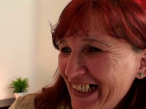 Hete oma in kousen rijdt. Hete oma in kousen rijdt