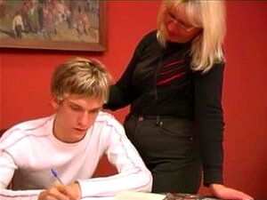 Alte Lehrerin mit dickem Arsch und hängenden Titten wird auf dem