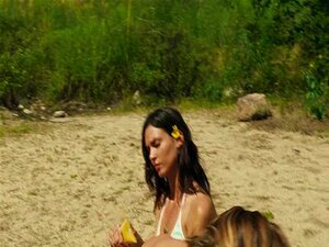 Tauche ein in die verführerische Dunkelheit mit Amber Heard. Bereite