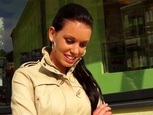 Schöne Eurobabe lutscht Schwanz für Geld