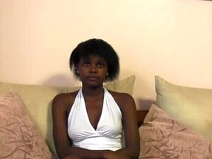 Echte afrikanische Amateur-Süße empfängt weißen Mann im Dorf